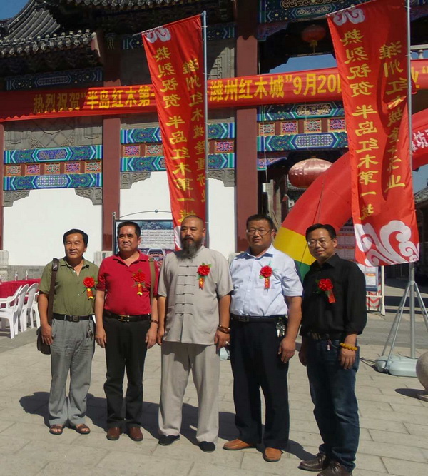 濰坊奇石協(xié)會會長與副會長，秘書長，理事合影留念