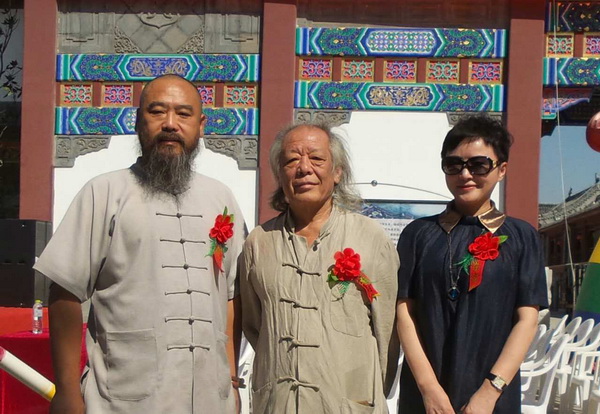 左核雕大師核雕界領(lǐng)軍人物張溫和老師，右指畫大師李冰奇老師0