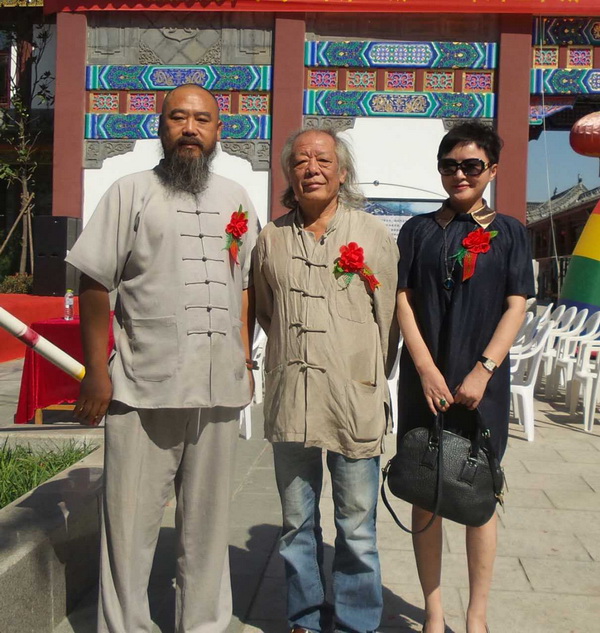 左核雕大師核雕界領(lǐng)軍人物張溫和老師，右指畫大師李冰奇老師111