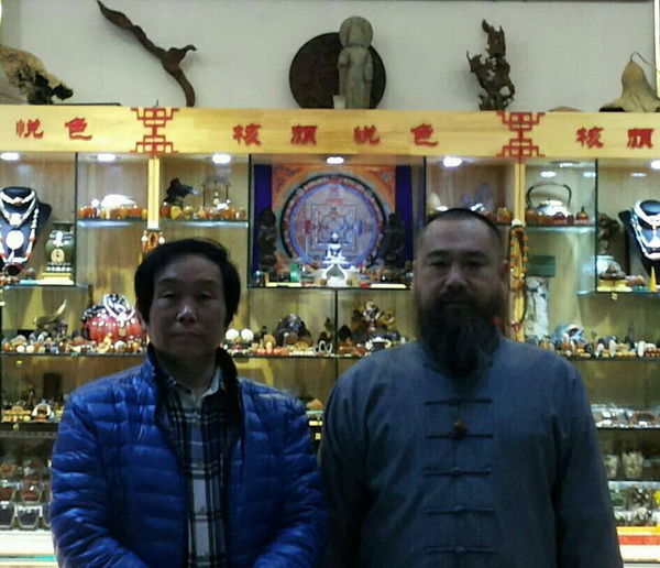 左新西來華人藝術(shù)家協(xié)會(huì)會(huì)長(zhǎng)陳志青老師右核雕大師核雕界領(lǐng)軍人物...